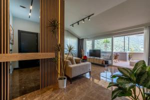 ein Wohnzimmer mit Sofa und Fernseher in der Unterkunft Morina Deluxe Hotel in Oludeniz