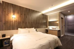 Postel nebo postele na pokoji v ubytování Le Idea Hotel Busan Station
