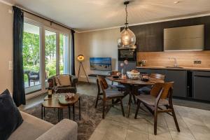 a living room with a table and a kitchen at Terrasse am Haff in Zirchow