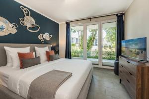 a bedroom with a large bed and a large window at Terrasse am Haff in Zirchow