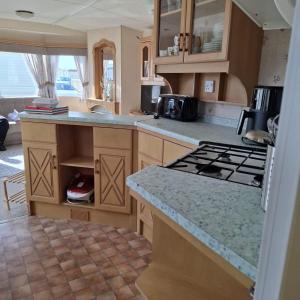 a kitchen with a stove and a counter top at Atlas Florida in Ingoldmells