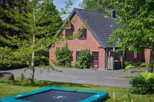 a house with a trampoline in front of it at Ferienwohnung Ankerplatz in Bünsdorf