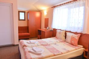 ein kleines Schlafzimmer mit einem Bett und einem Fenster in der Unterkunft Кирицова Къща in Bansko