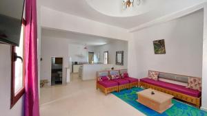 a living room with a couch and a table at Villa Sunset résidence Djerba in Djerba