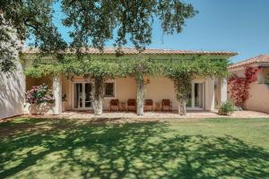 a house with chairs and trees in the yard at Casa das Cegonhas in Vale de guiso
