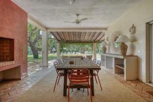 a dining room with a wooden table and chairs at Casa das Cegonhas in Vale de guiso