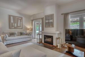 a living room with a tv and a fireplace at Casa das Cegonhas in Vale de guiso