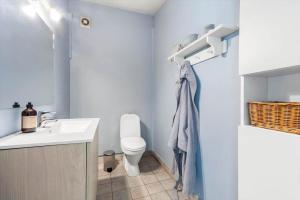 a bathroom with a white toilet and a sink at 20335-Samso-Marsk-Stigs-vej-4 in Tranebjerg +14 photos