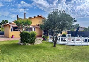 a house with a white fence in a yard at Villa Marguerite in Coutras