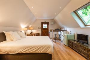 a bedroom with a large bed and a kitchen at Villa Magdalena Eeklo in Eeklo