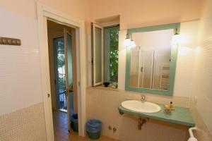 a bathroom with a sink and a mirror at Agriturismo Peretti in Fonteblanda +42 photos