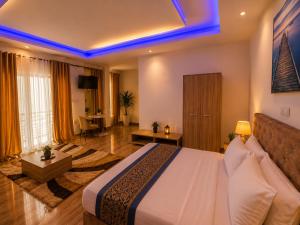 a hotel room with a bed and a living room at appartement golf in Bamako
