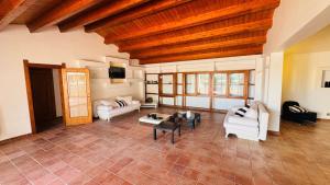 a large living room with a wooden ceiling at Villa Bruno in Modica