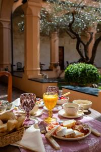 a table with food and drinks and bread on it at Abbadia San Giorgio in Moneglia +71 photos