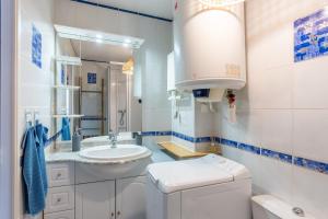 a white bathroom with a sink and a toilet at Le Refuge des Embruns - Port & plages - 4 pers - Tout confort et équipé in LʼHerbaudière