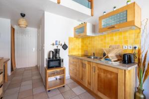 a kitchen with a sink and a microwave at Le Refuge des Embruns - Port & plages - 4 pers - Tout confort et équipé in LʼHerbaudière