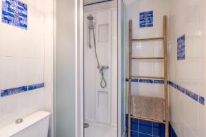 a bathroom with a shower and a toilet at Le Refuge des Embruns - Port & plages - 4 pers - Tout confort et équipé in LʼHerbaudière