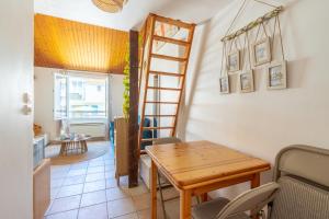 a dining room with a table and chairs at Le Refuge des Embruns - Port & plages - 4 pers - Tout confort et équipé in LʼHerbaudière +19 photos