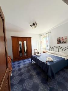 ein Schlafzimmer mit einem Bett und blauem Boden in der Unterkunft U' Cerrito in Orria
