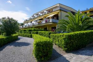 a building with hedges in front of a building at Le Lecce 34 in Capoliveri