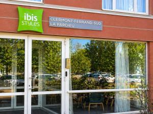 a store front with glass doors and a sign at ibis Styles Clermont Ferrand Sud La Pardieu in Clermont-Ferrand