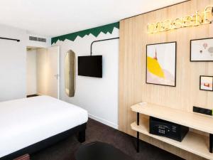a hotel room with a bed and a desk at ibis Styles Clermont Ferrand Sud La Pardieu in Clermont-Ferrand +62 photos