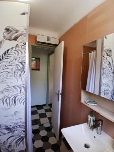 ein Badezimmer mit Waschbecken und einem Etagenbett in der Unterkunft Studio Chill in Canet-en-Roussillon + 30 Fotos