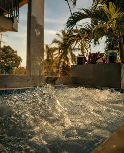a bath tub filled with water with trees in the background at El coltejeriano in Coveñas