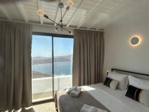 Кровать или кровати в номере Apellōn Mykonos Luxury Seaview Retreat +43 фотографии