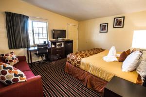 Кровать или кровати в номере Budget Inn of America