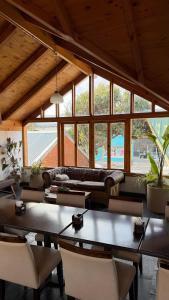 ein Wohnzimmer mit Tischen, Stühlen und einem Sofa in der Unterkunft Don Costa in Chos Malal + 29 Fotos