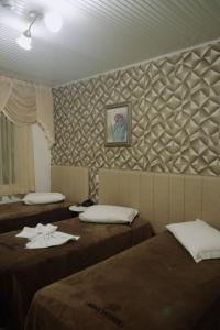 a room with two beds and a painting on the wall at Nova Vicenza Hotel in Farroupilha +38 photos