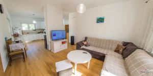 a living room with a couch and a table at Kuća za odmor Veronika in Klobuk