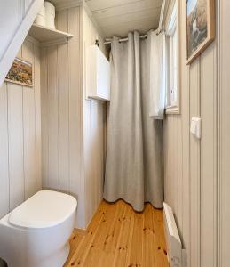 a small bathroom with a toilet and a window at Cottage Yard - cozy Cabin in Geilo +19 photos