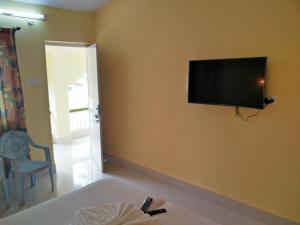 Williams Beach Retreat في كلفا: غرفة مع تلفزيون بشاشة مسطحة على الحائط