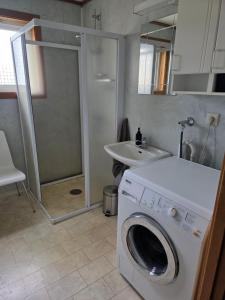 a washing machine in a bathroom with a sink at Rom 4 i bufellesskap in Sogndal +15 photos