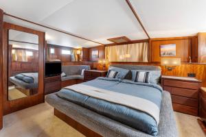 a bedroom in a boat with a bed and a tv at Klassische Motoryacht Ocean Motion in Flensburg