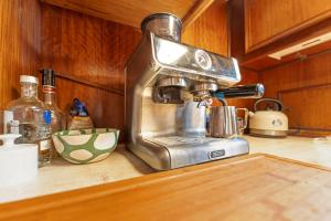 a mixer sitting on top of a counter in a kitchen at Klassische Motoryacht Ocean Motion in Flensburg