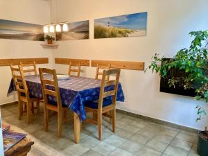 a dining room with a table and chairs and a tv at Große Kutscherwohnung in Kiel