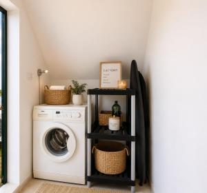 a laundry room with a washing machine and a shelf at SalentoTraTerraMare in Diso
