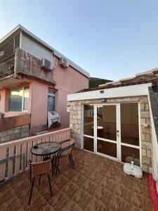 a patio with a table and chairs on a balcony at ADM Apartment in Bečići