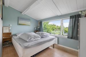 a bedroom with a bed with a window in it at 1693-Kikhavn-Kragevejen-3 in Kikhavn