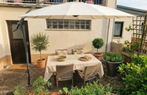 a table with a white umbrella in a garden at die perfekte Auszeit in Illingen