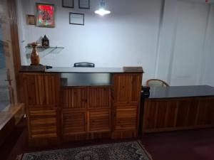 kuchnia z blatem i zlewem na górze w obiekcie Hotel Moon In w mieście Kullu