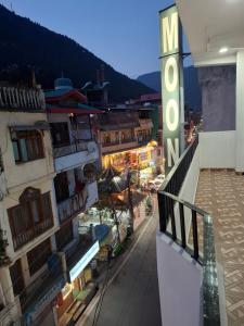 widok miasta z szyldem na budynku w obiekcie Hotel Moon In w mieście Kullu