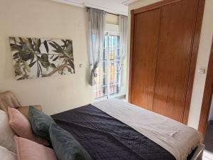 a bedroom with a bed and a window at Salona Geus in Algorfa