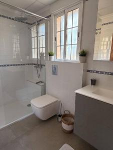a bathroom with a toilet and a shower and a sink at Salona Geus in Algorfa +20 photos