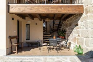 a patio with a table and chairs and a staircase at Casa do Capitán in Leiro