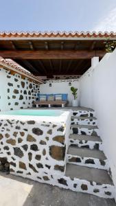 a stone wall and stairs in a house at Lagar de Elba in Las Manchas