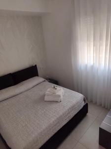a bedroom with a bed with two towels on it at AnnAmuri appartamento 23 in Belpasso